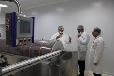 بازدید نماينده مردم شهرستان ورزقان و خاروانا در مجلس شورای اسلامی از شركت داروسازي زهراوي